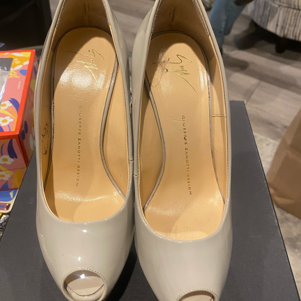 Giuseppe Zanotti Cream Patent Leather Peep-Toe Pumps - Picture 2 of 16